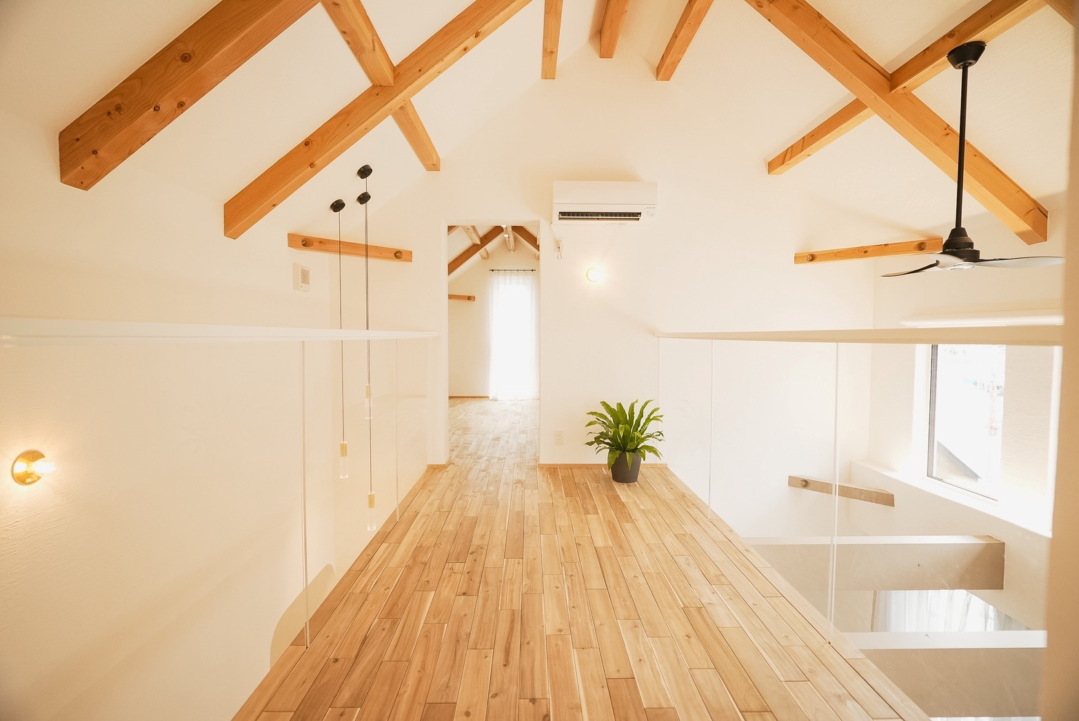 第4回奥州いえ博パレット村町裏展示場⑥「光が心地良い吹き抜けと2階廊下」 画像