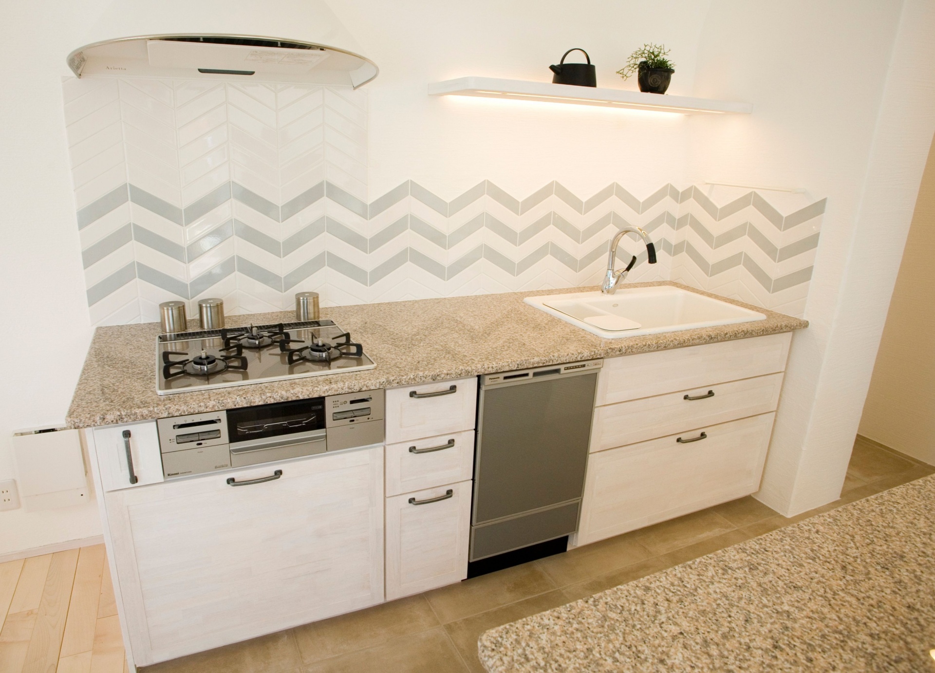 快適空間⑥「高屋敷展示場～天然石とホーローシンクのキッチン～」 画像