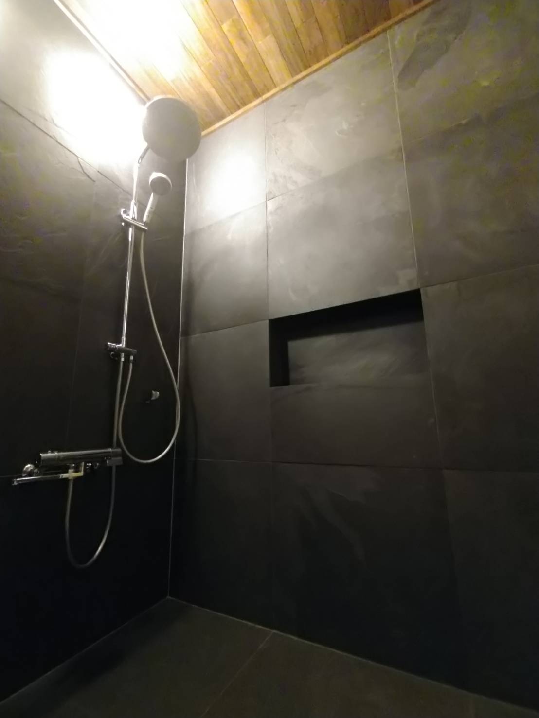 洞窟みたいな在来浴室 画像