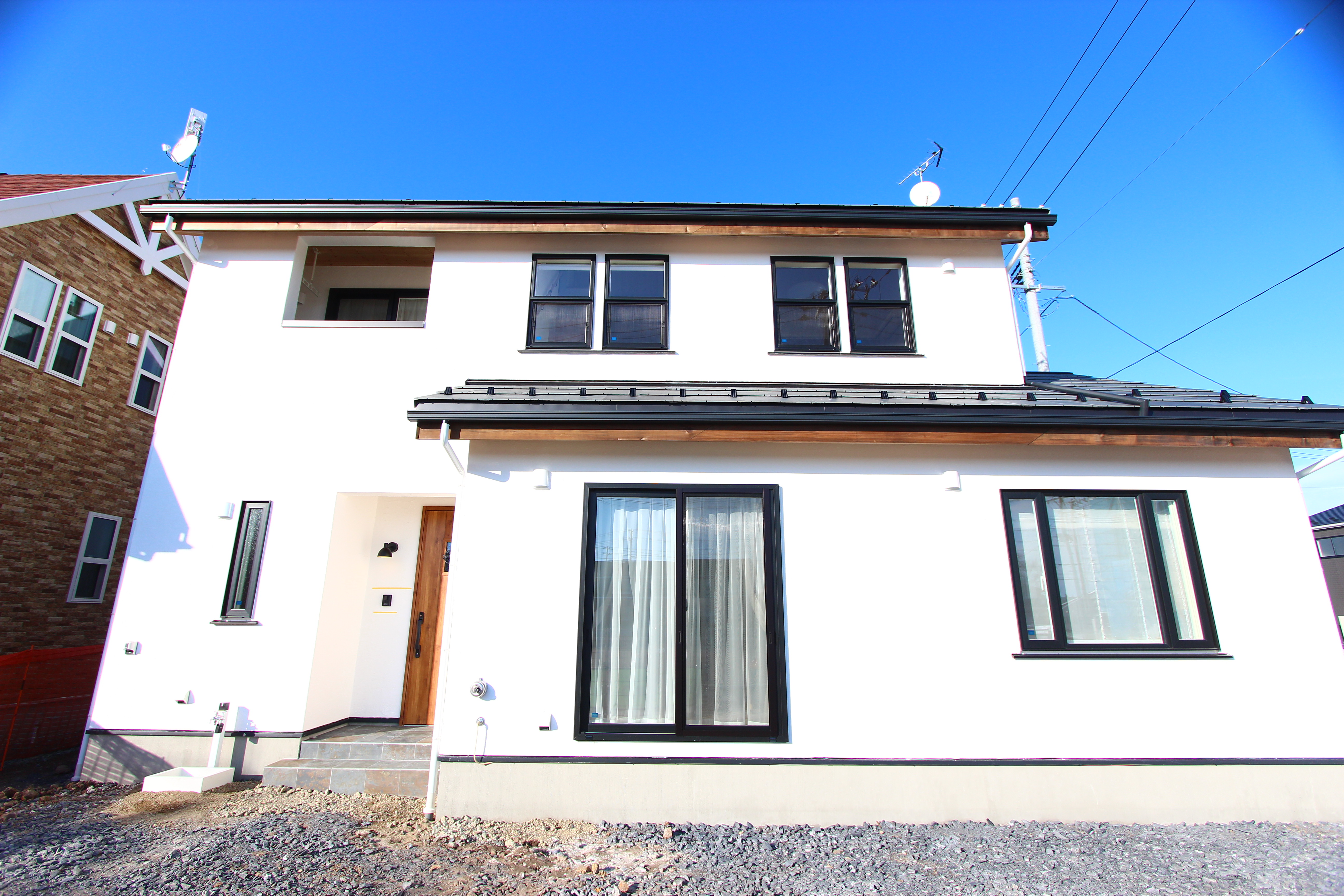 快適なリモートワークスペースと、好きなときにいつでも仕切れる子供部屋、屋根裏収納などワクワクするような遊び心が詰まった家 画像