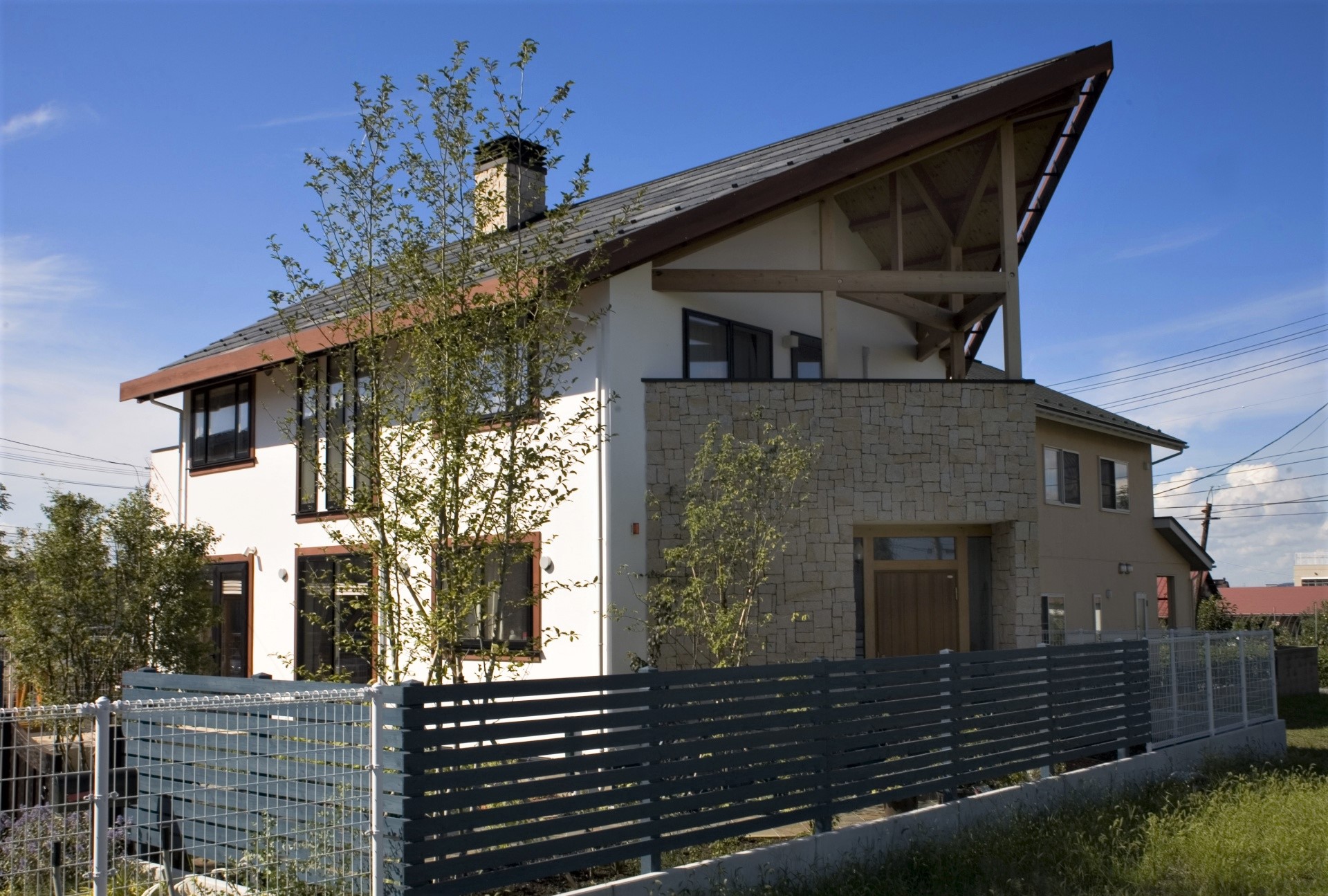 三角に突き出した屋根が特徴的で、美しい薪ストーブは調度品のように室内を彩りだす無添加住宅。 画像