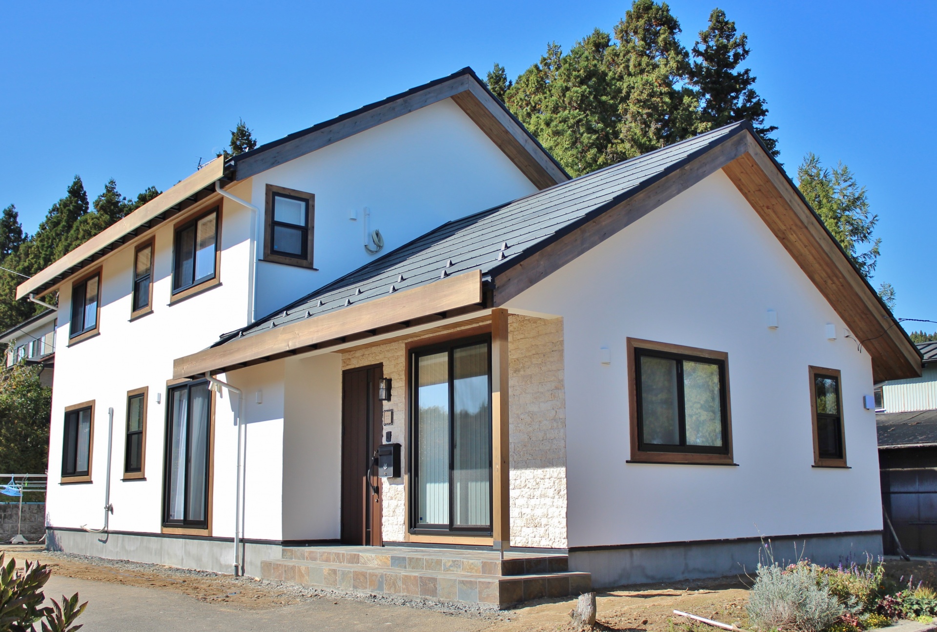 贅沢な間取りとオンリーワンのオーダーキッチンが魅力。天然素材が山間の景色にとても似合う住宅へ。 画像