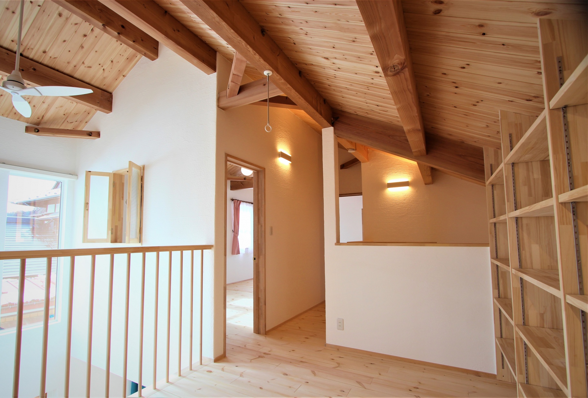 家族が各々お気に入りの場所で過ごせるフリースペースが充実したお住まい。 画像