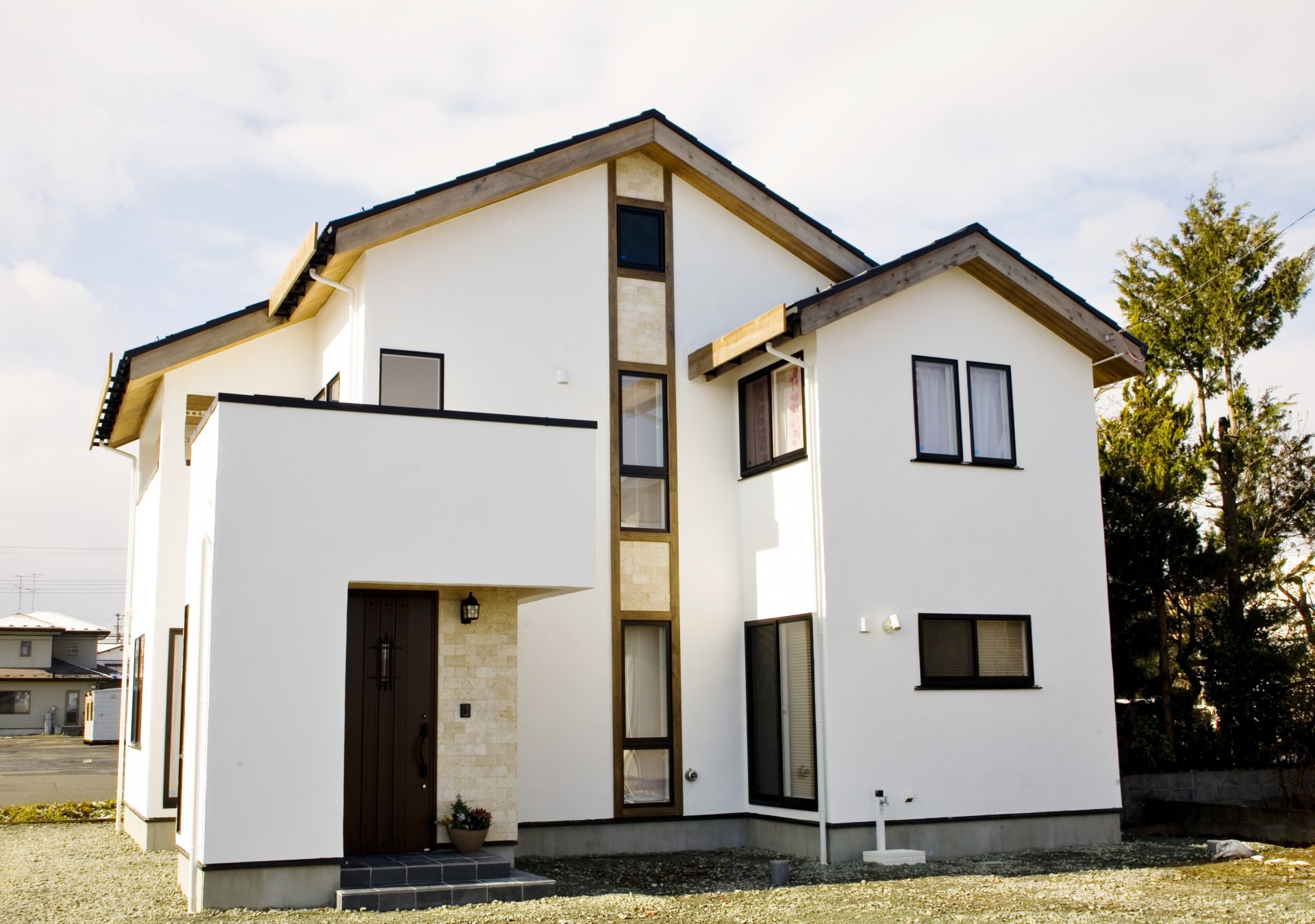 スタイリッシュな外観が目を引き、漆喰・無垢材・コーラルストーンが映える無添加住宅。 画像