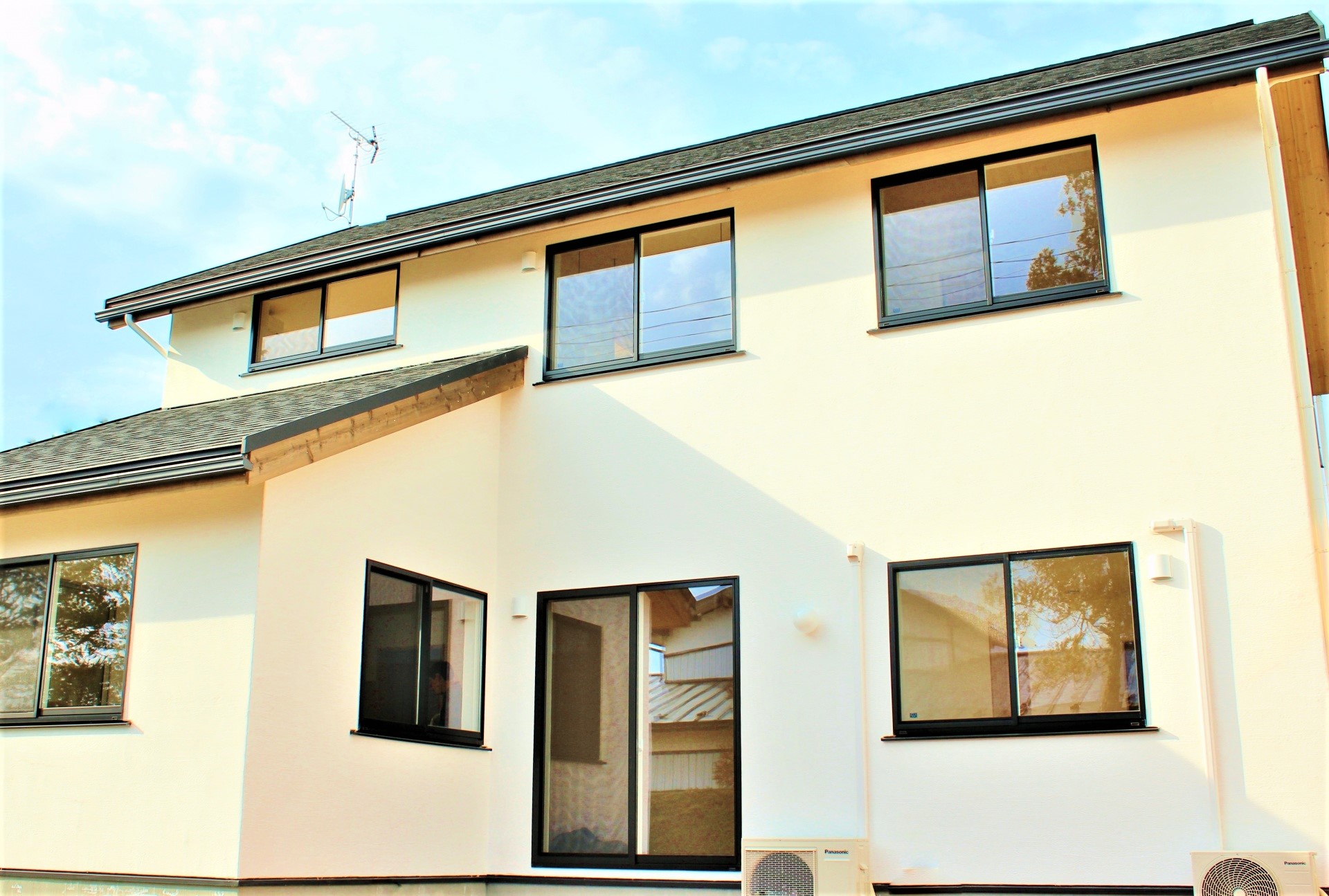 お互いの世帯が心地よく生活しやすい距離を保てるよう設計された二世帯住宅、自然素材の住宅へ。 画像