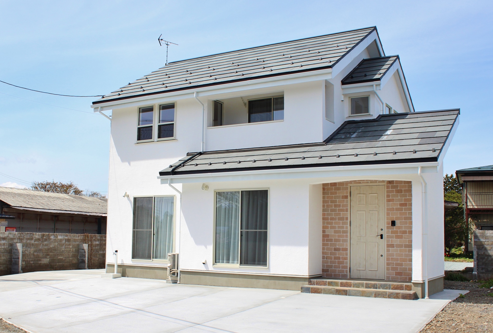 オープンキッチンやササラ桁階段など間仕切りが少ない開放的な空間のフルオーダーの無添加住宅。 画像