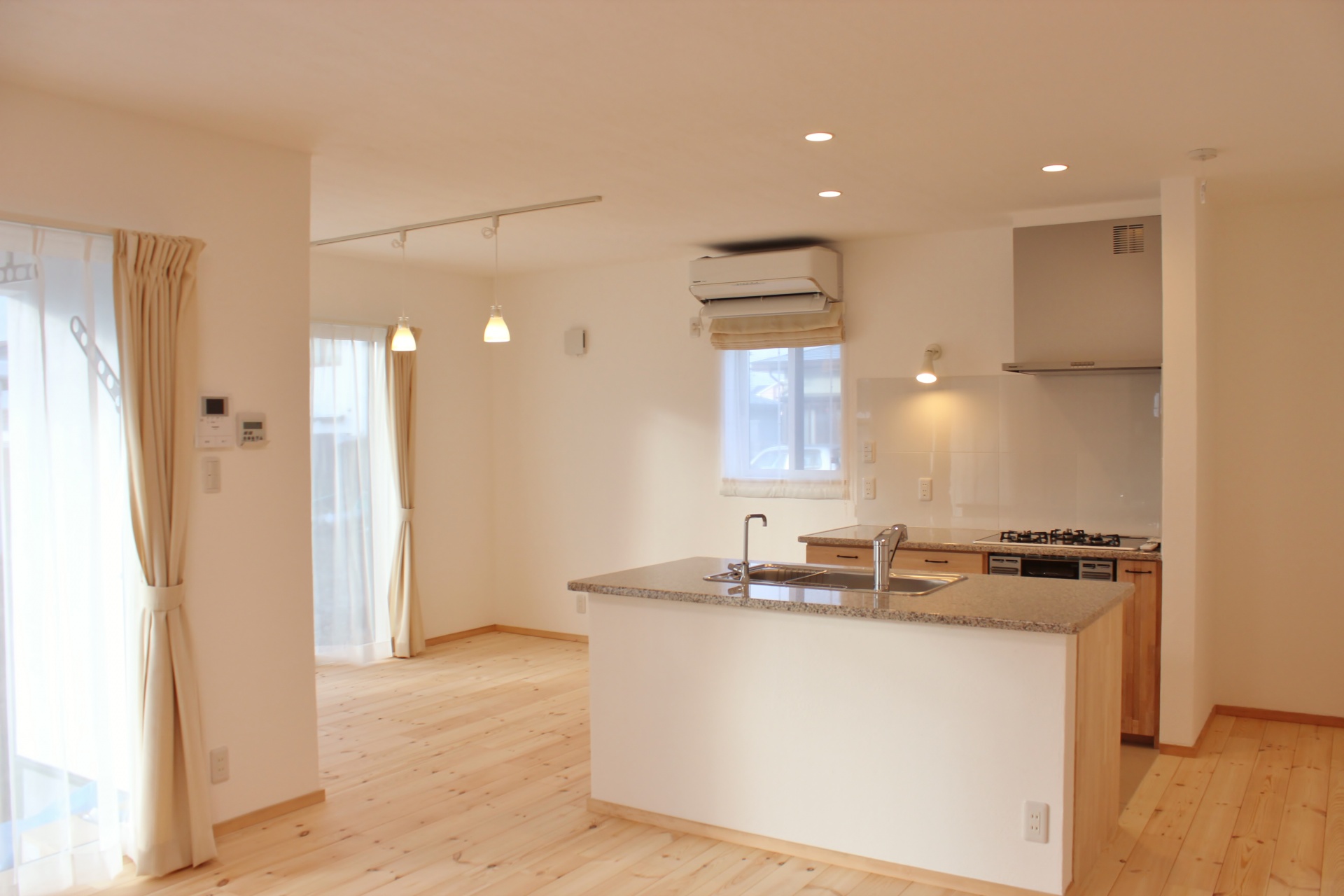 無垢床の木目、石天板の石模様、塗壁のラフな塗跡、全てが一体となり融合した優しい空間へ。 画像