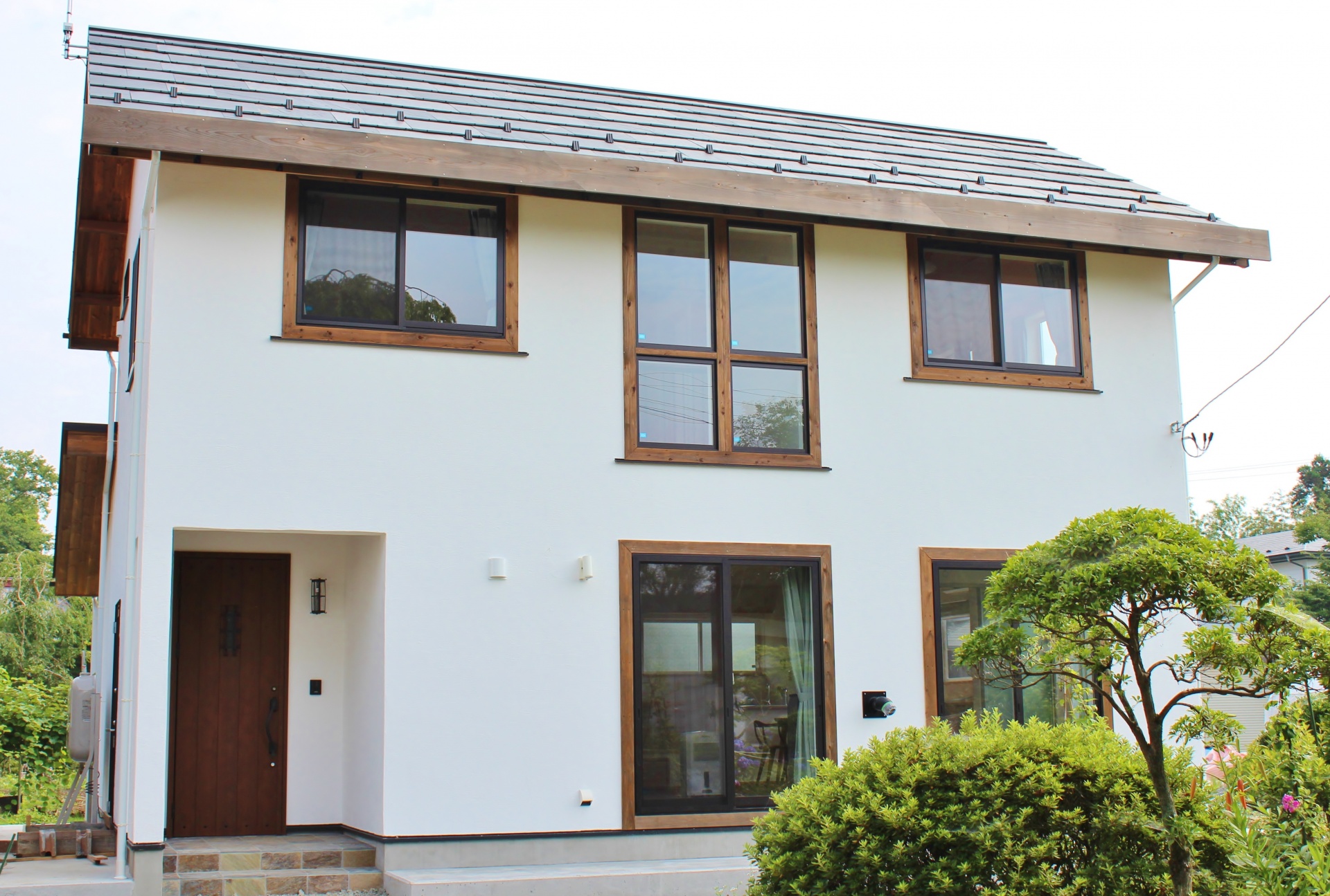 柿渋塗装の無垢フロアーや漆喰の壁の経年美化を楽しめる住むほどに愛着のある家に。 画像