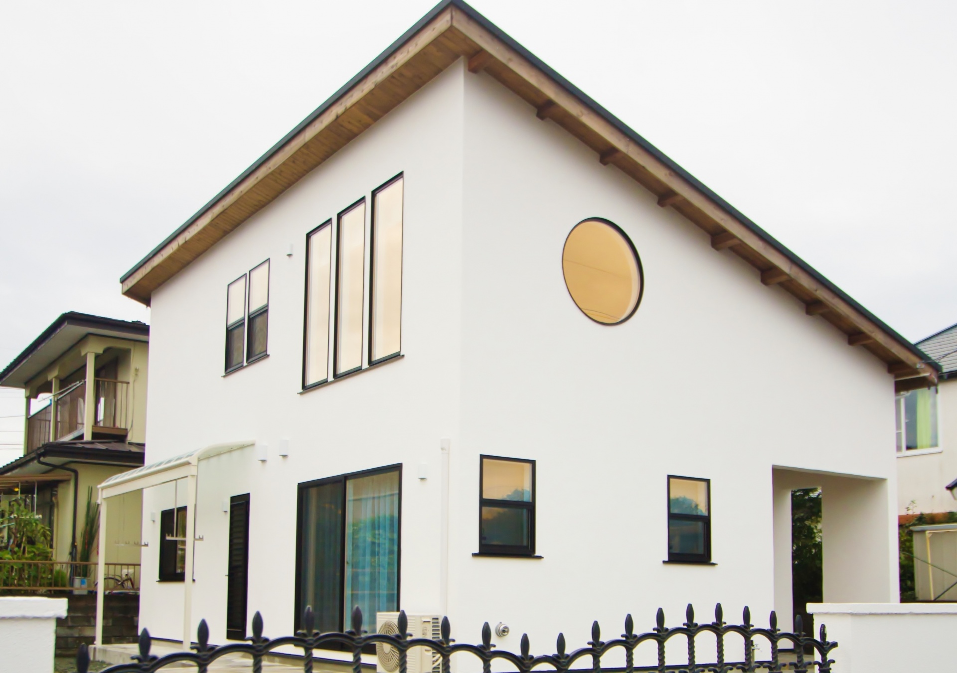 丸窓が印象的でリビングには小屋裏を利用したロフトがあり広々とした空間のお住まい。 画像