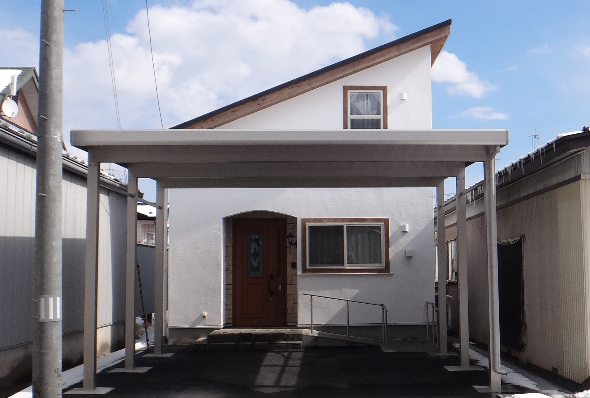 隣家が密接する立地ながら窓の位置をずらすことで、プライベートを確保し安心して暮らせる無添加住宅。 画像