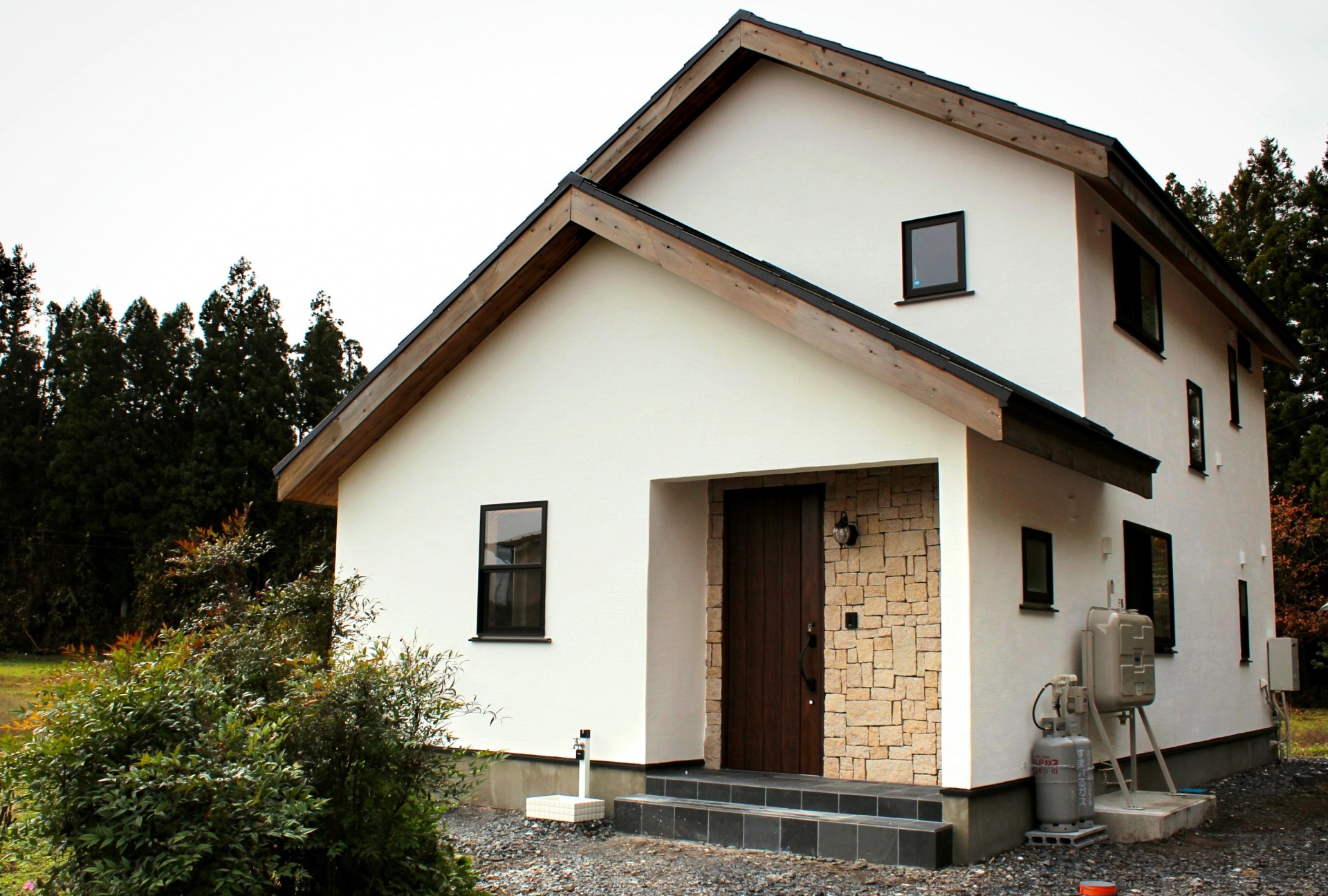 壁と床のコントラストでヴィンテージな雰囲気を出し、世代を越えて長く付き合える家へ。 画像