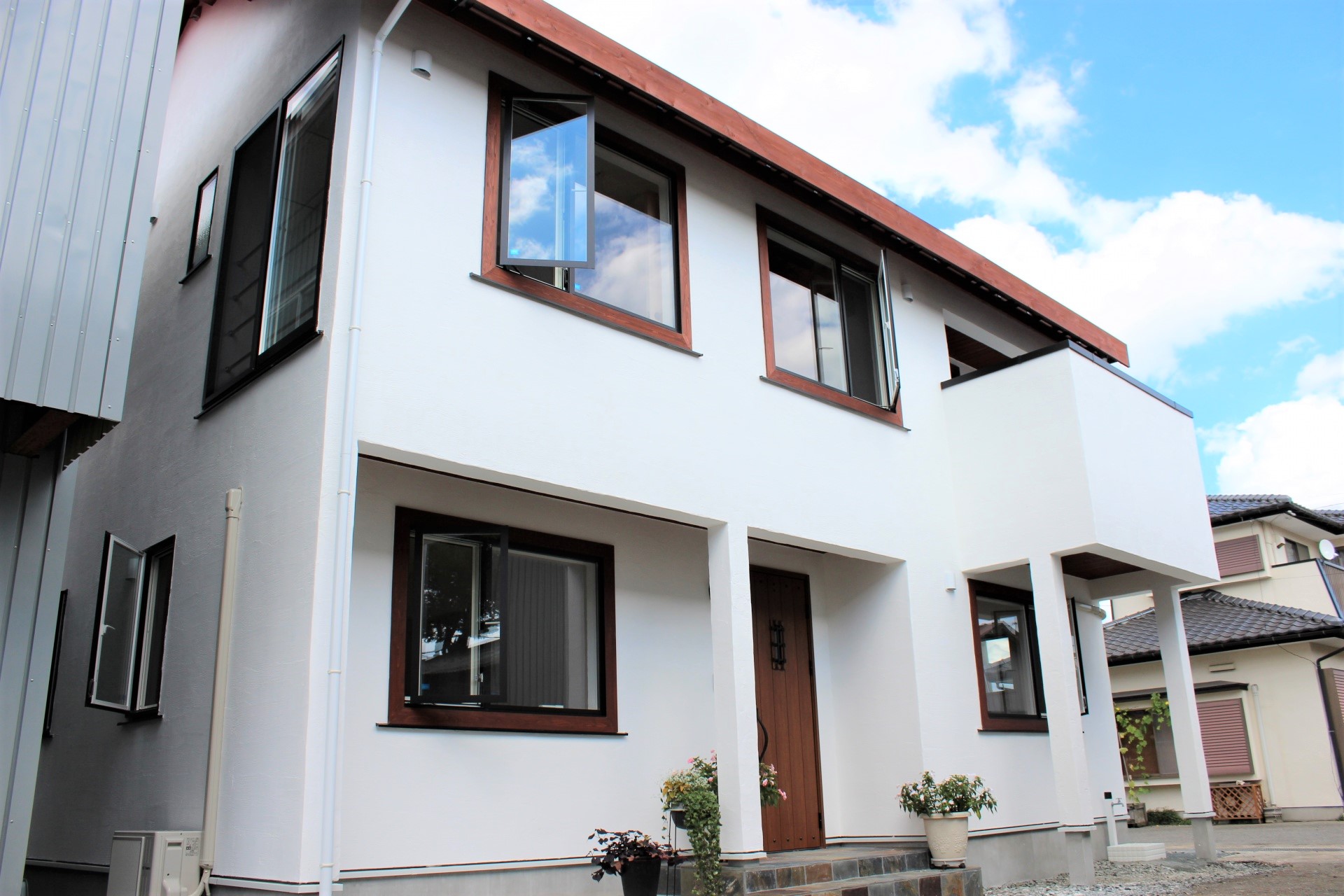 2Fリビングの無添加住宅。隣家が密接する立地でありながらも、十分な日差しや風通しを確保でき、勾配天井が自慢の住宅へ。 画像