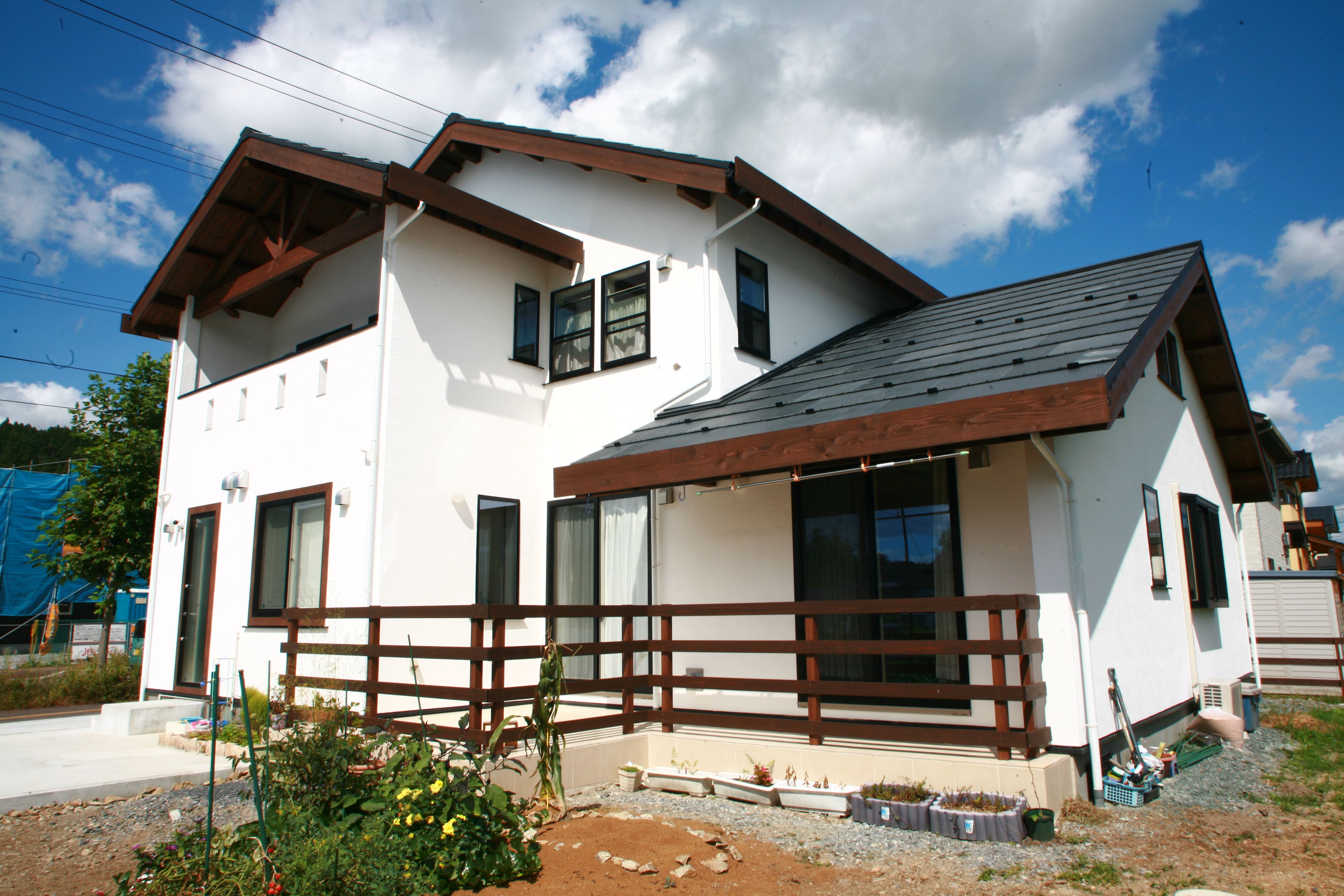 玄関の天然石、収納たっぷり、ロフトや小部屋をうまく創り、３世代がのびのび暮らせて職人技がたくさんの無添加住宅。 画像