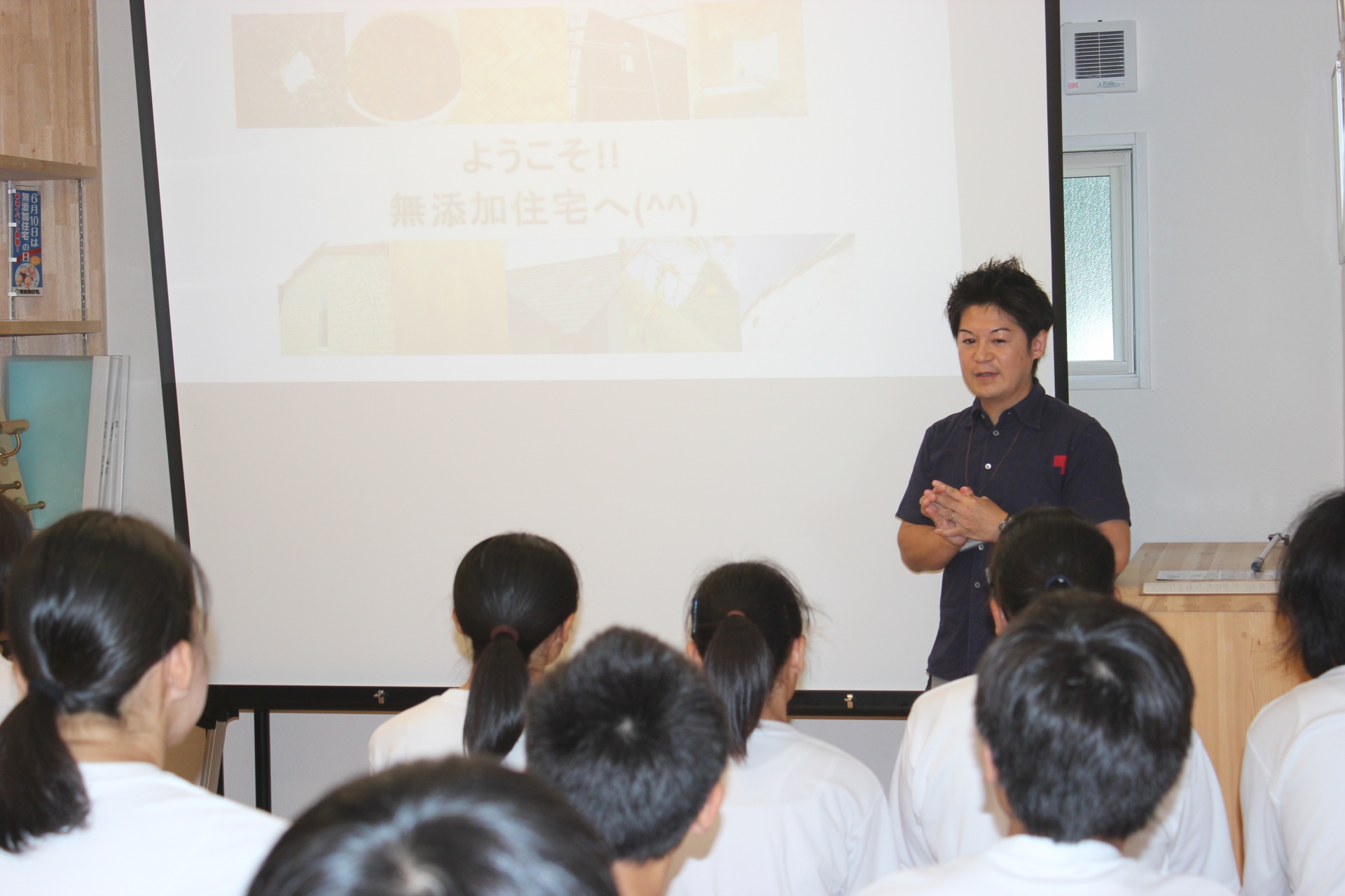 中学生が課外授業で訪問してくれています。 画像