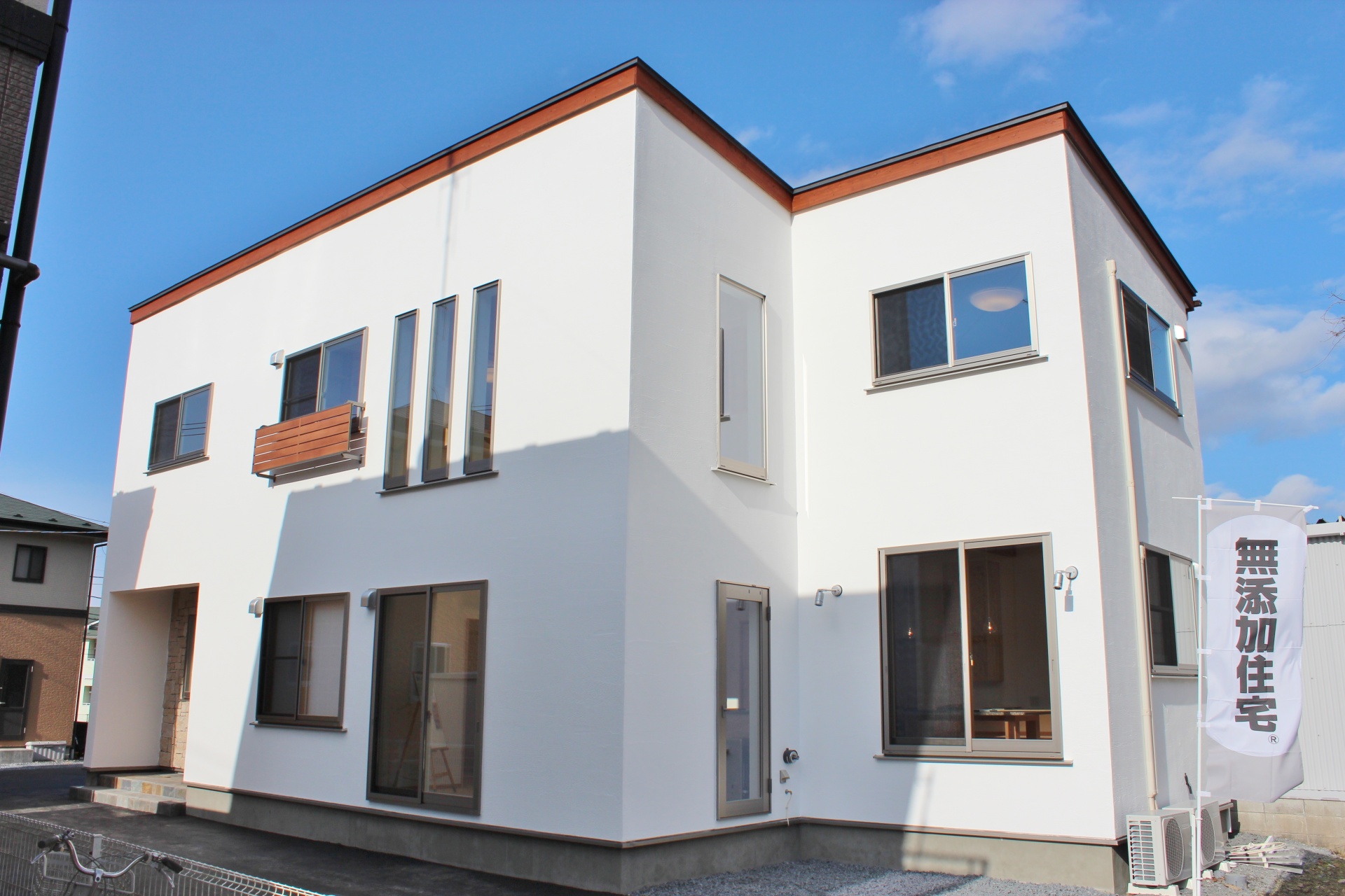 畳のベンチでくつろげるダイニングとセパレート型のキッチンが特徴的で家事動線も魅力なお住まいへ。 画像