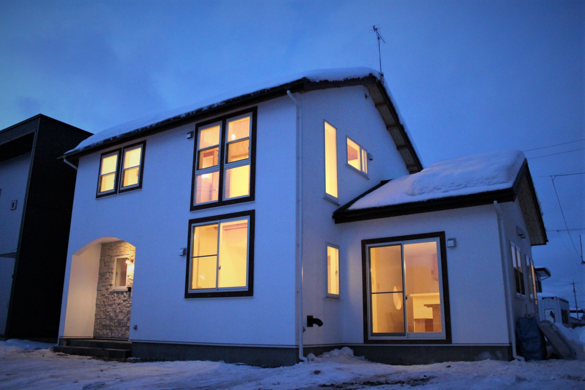 シンプルだけど暖かい。くつろぎ感いっぱいの和室と開放的な吹抜けがアクセントのお住まい。 画像