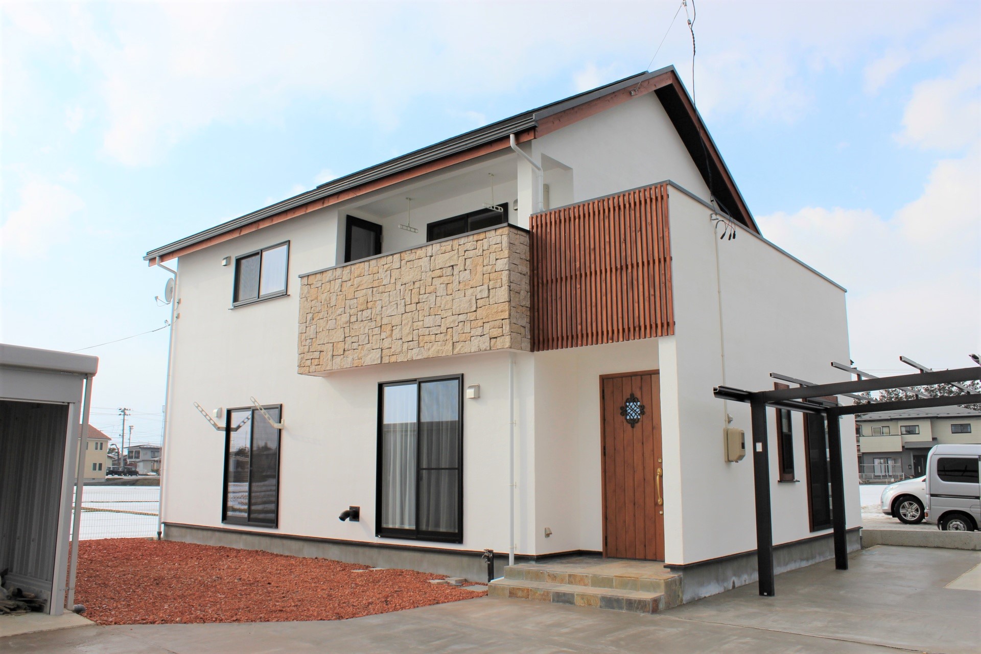 家族団らんが当たり前になる、シンプルで暖かい無垢材で居心地の良さが抜群の無添加住宅。 画像