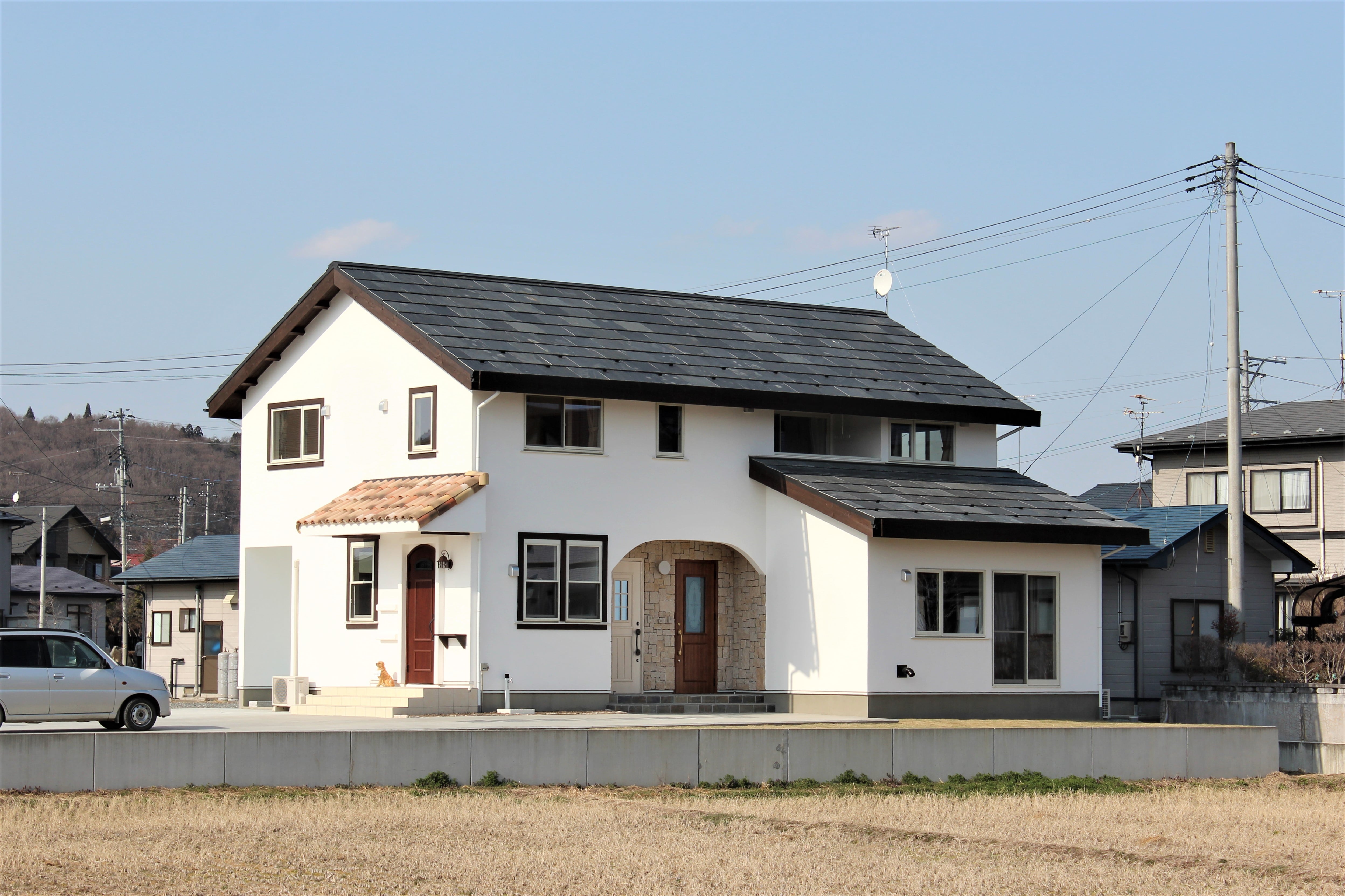 完全分離型の二世帯住宅。親・子両世帯がお互いの距離を保ちながらも、毎日顔を合わせて生活できる安心の居住空間が完成。 画像