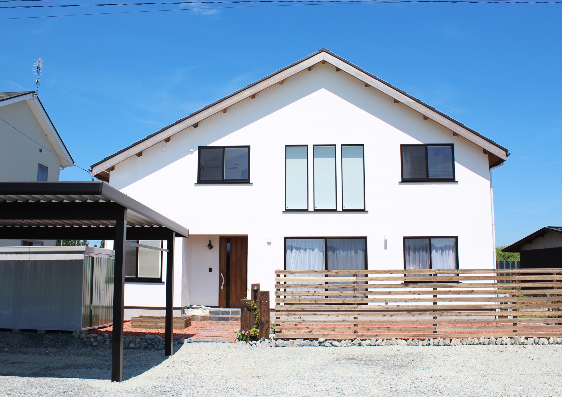 大きな石屋根の下で、ご家族が優しく包まれて成長されていく、そんな無添加住宅。 画像