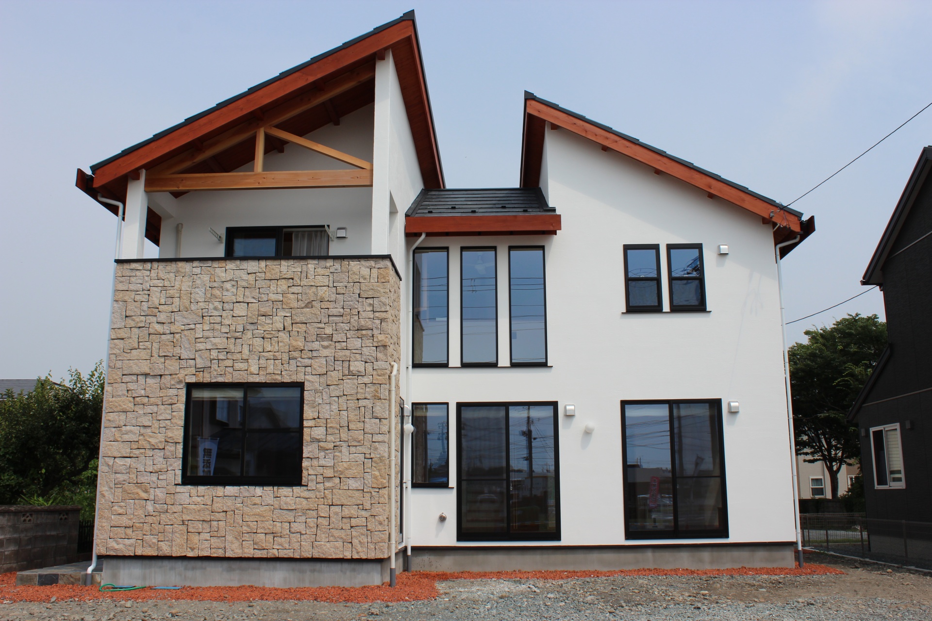 無垢材表しと石貼りの外観が特徴的で、随所にアクセントで天然石を使用して高級感のあるオンリーワン住宅。 画像