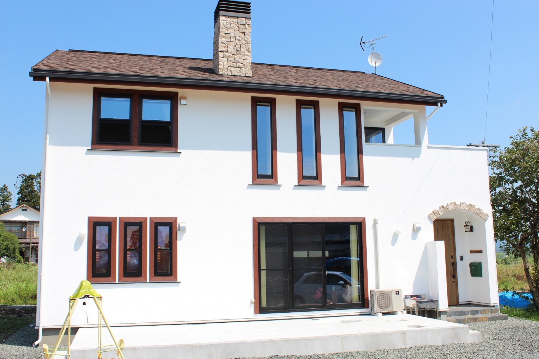 薪ストーブを中心にご家族が集まるリビング。インダストリアルな雰囲気がお洒落さをアップし開放感ある空間へ。 画像