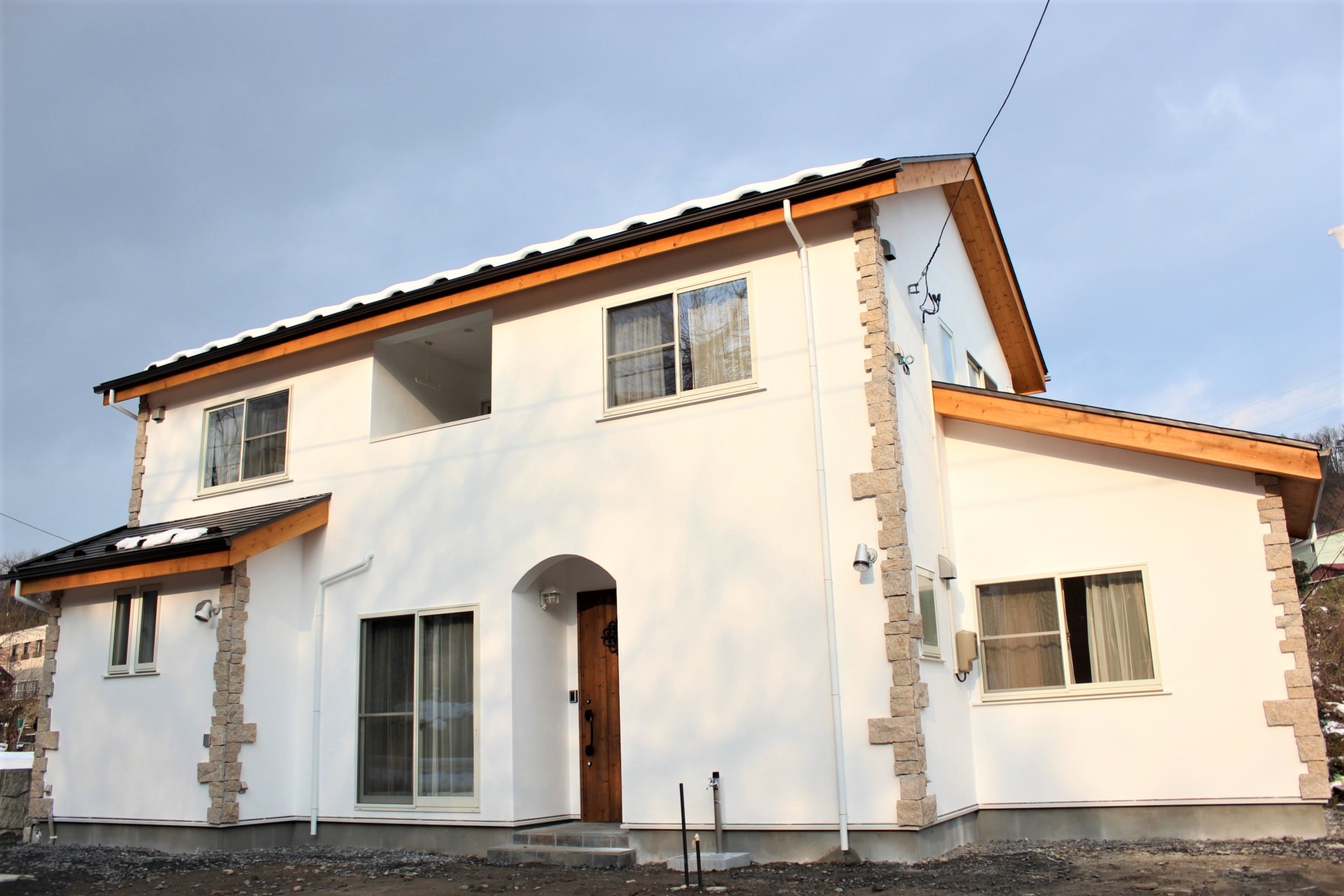 アーチの玄関や室内のニッチなど、お施主様のお好みに合わせたデザインが魅力な無添加住宅。 画像