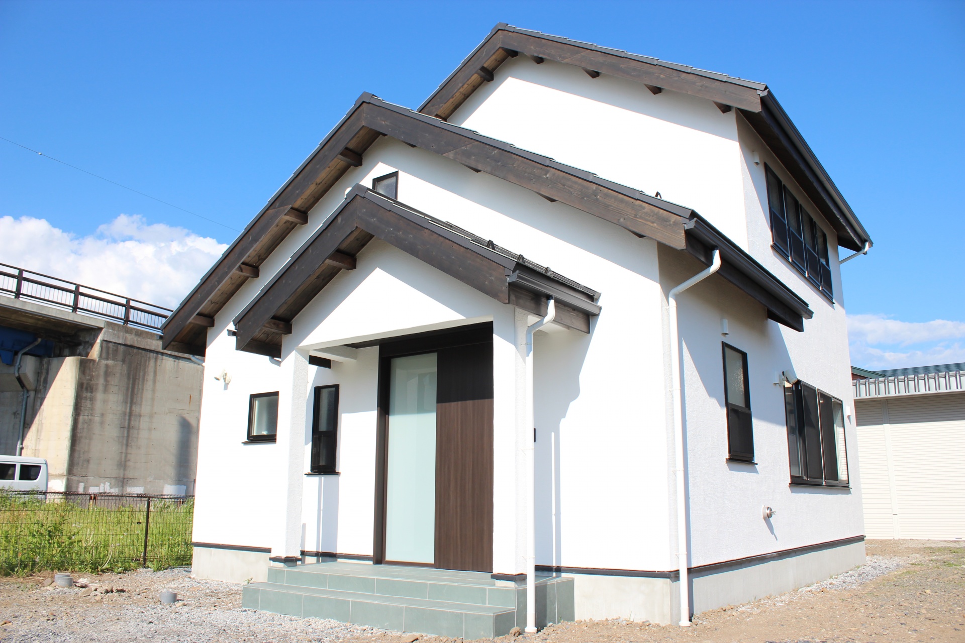 しっくい塗りだから出来る、職人の技が光る壁面の鳥モチーフがシンボル。 画像