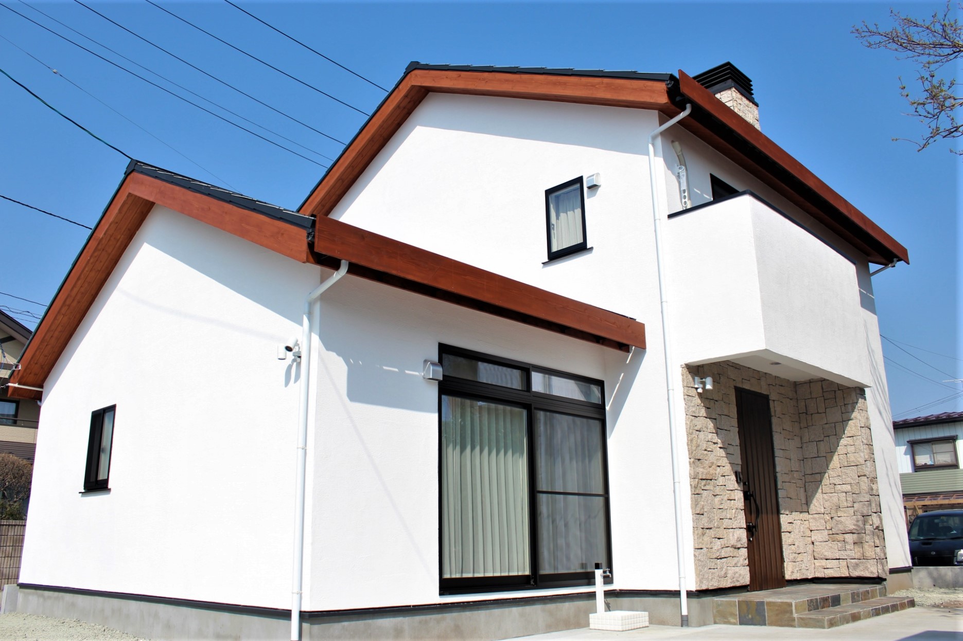 薪ストーブが家のシンボルとなり家中を暖かく包み込み、伝統的な続き和室も魅力な無添加住宅。 画像