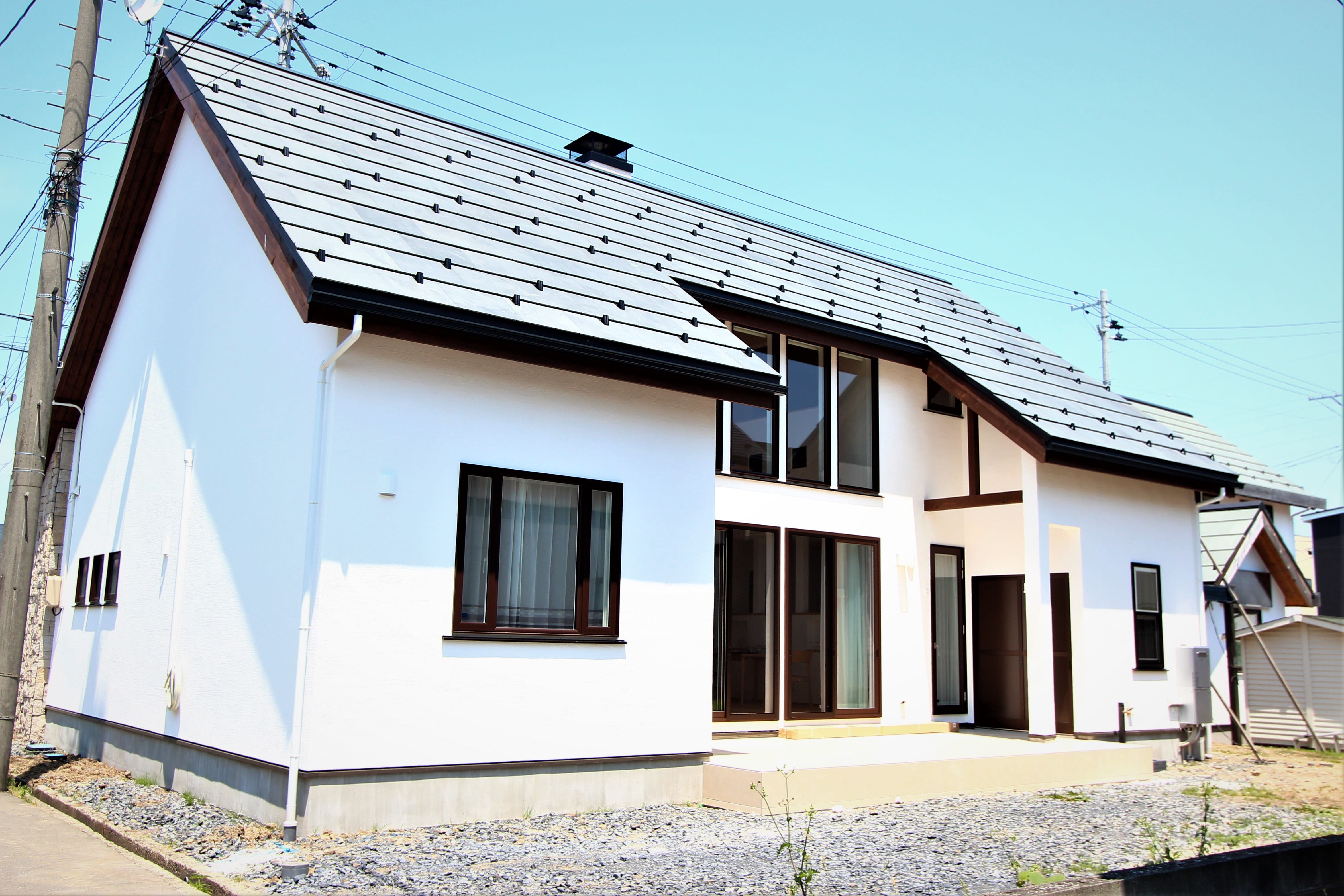 家族の笑顔が響き渡るリビングに、勾配天井で高く広い空間の注文住宅。 画像