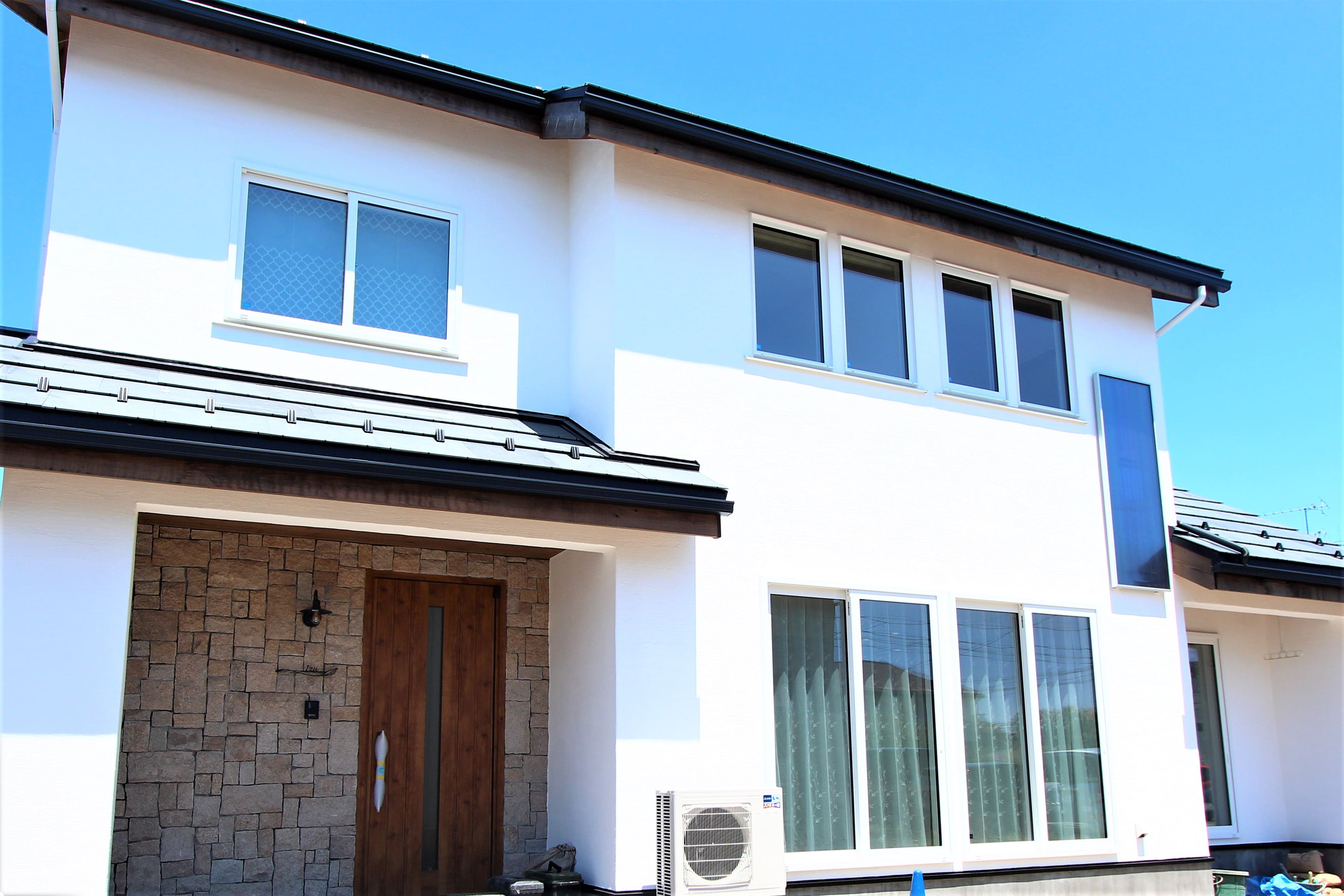 奥州市水沢の注文住宅。広々としたリビングに吹き抜けでさらに開放的な空間へ。 画像