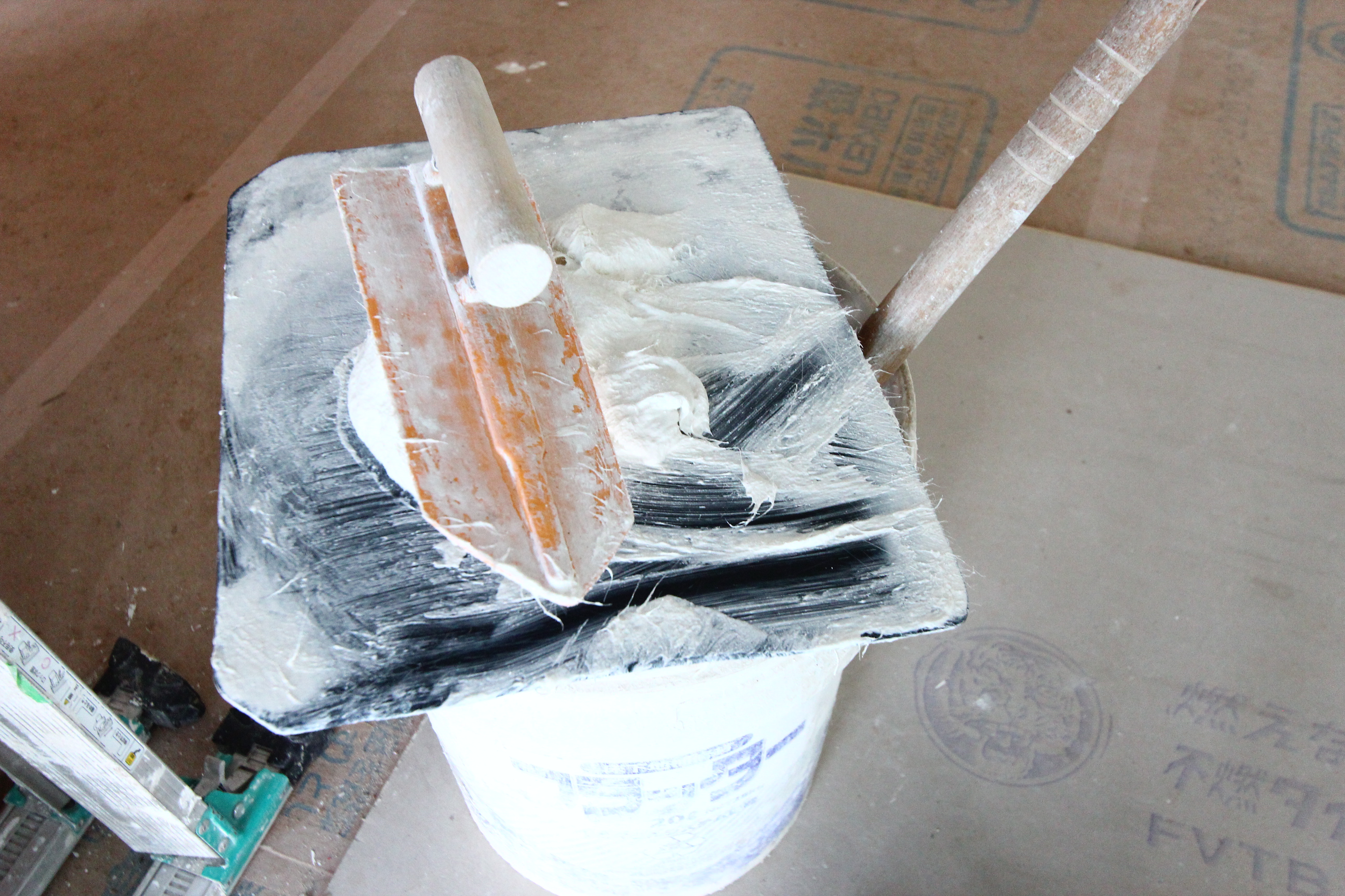 現場リポート①　　しっくい塗っています！ 画像