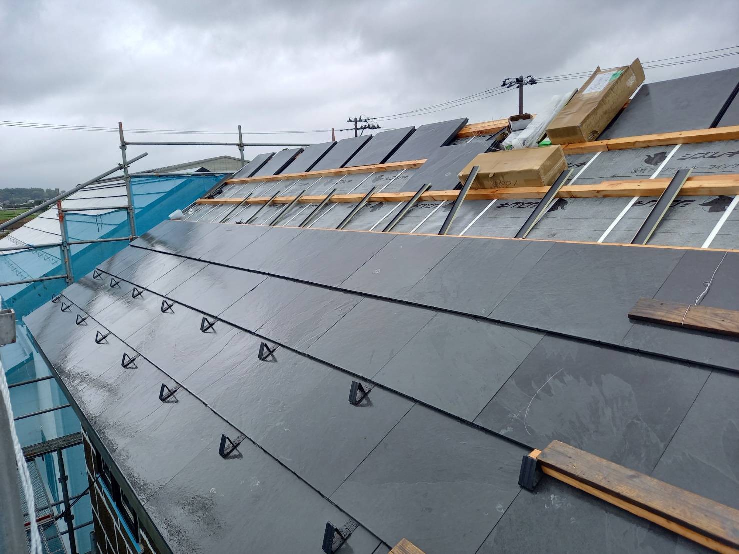 現場リポート⑦大人かっこいい石屋根 画像