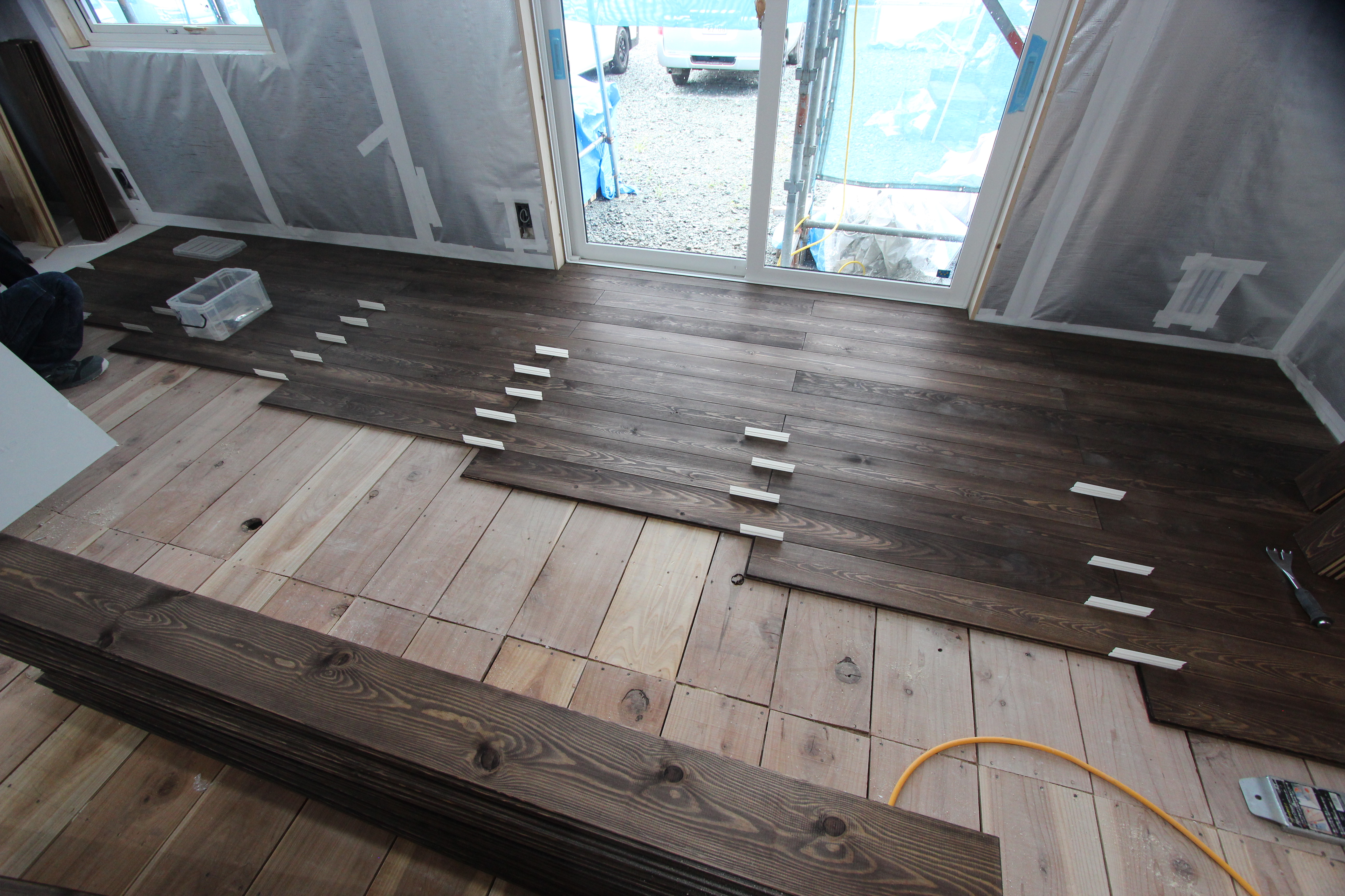 現場リポート④無垢のフローリングを貼っています！ 画像