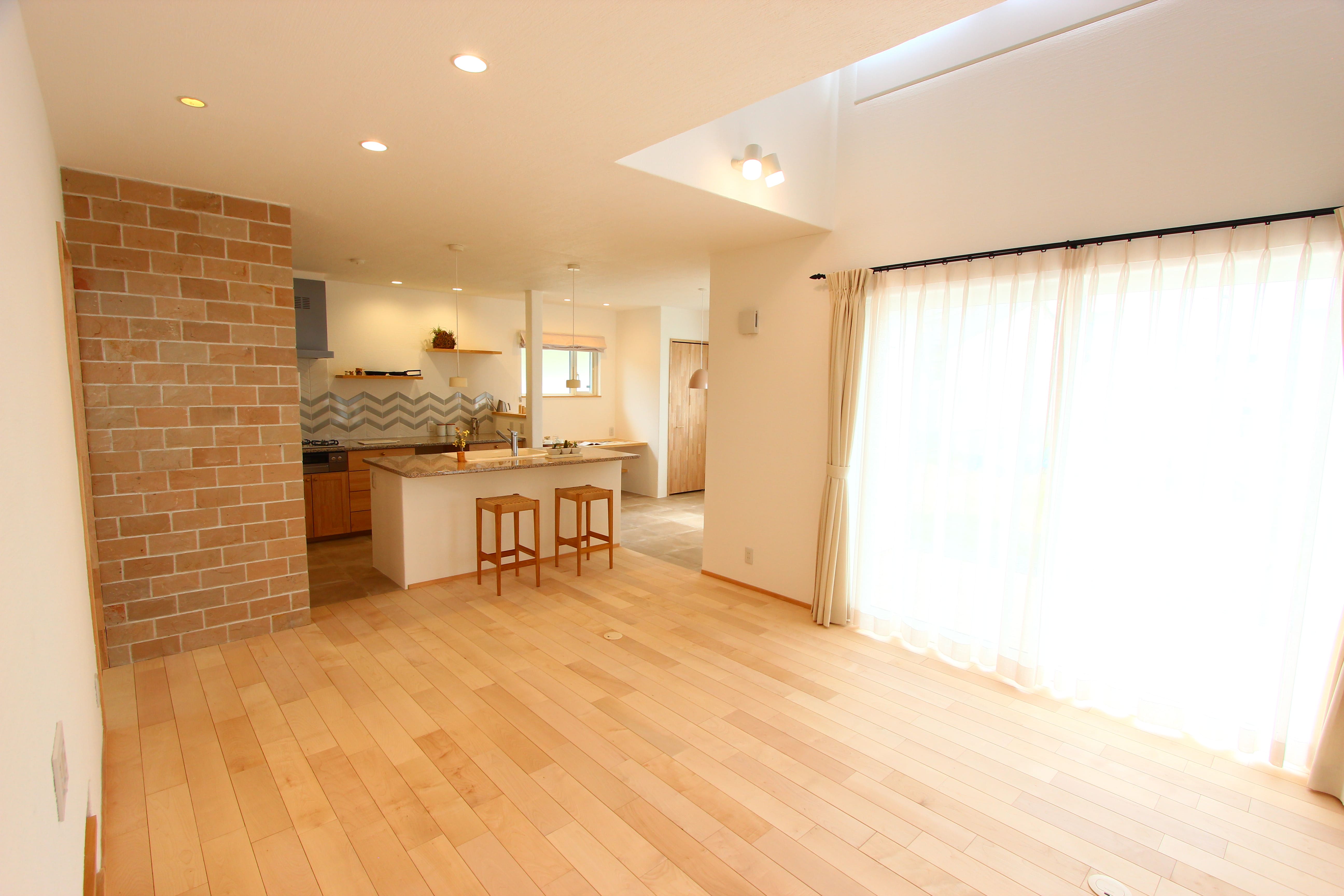 三角屋根が可愛いお家。  広々としたキッチンと吹き抜けで高級感・開放感がのんびりしたくなる空間へ。 画像