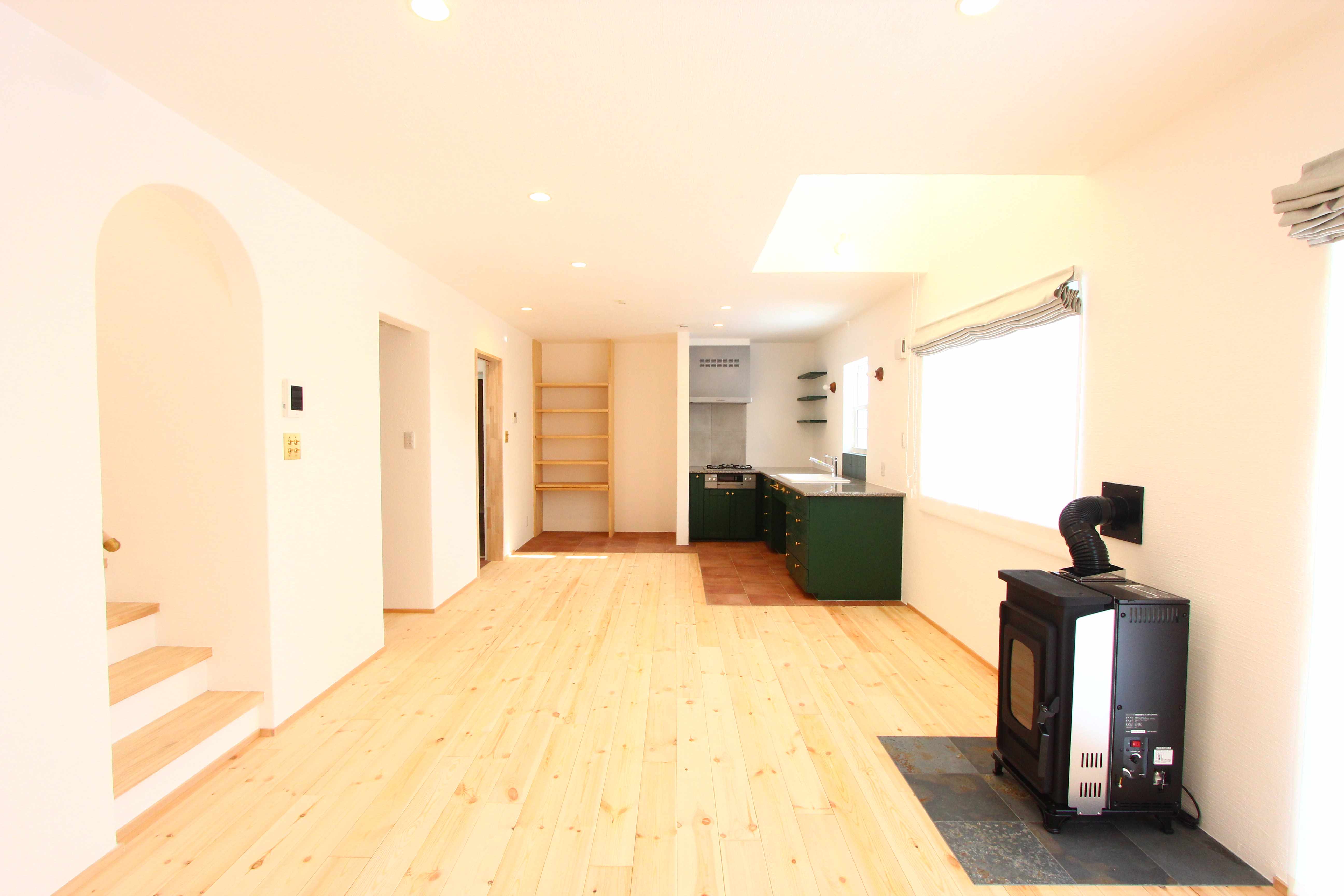 グリーンのキッチンがかわいい自然素材100％のお家 画像