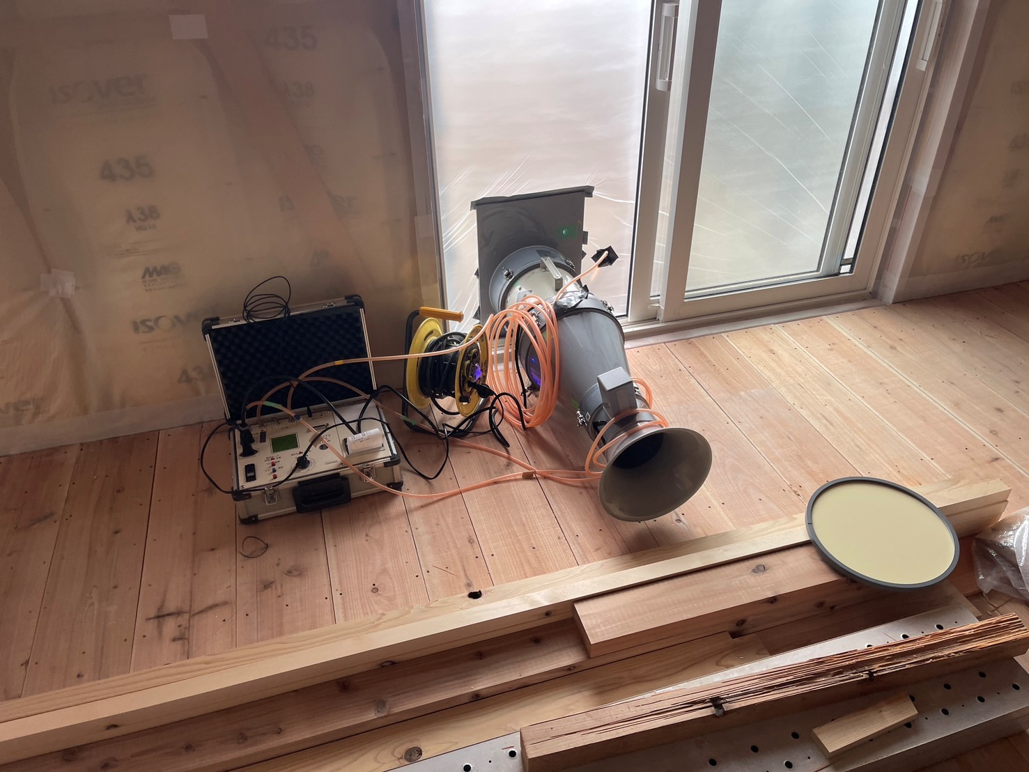 全棟気密測定を実施しています。 画像