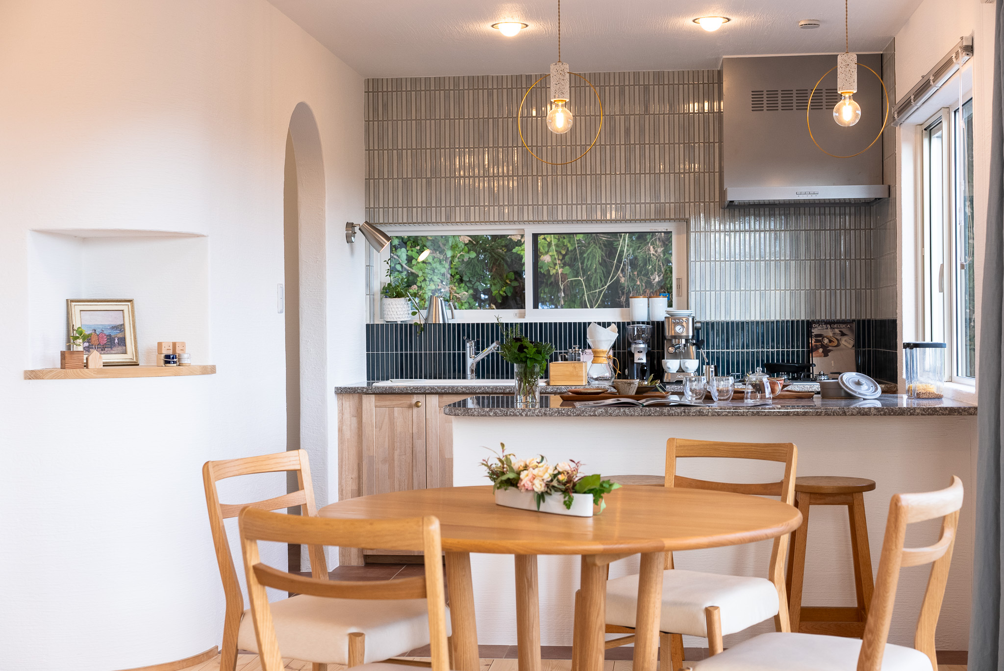 郊外の田園風景と調和するしっくいの家 画像