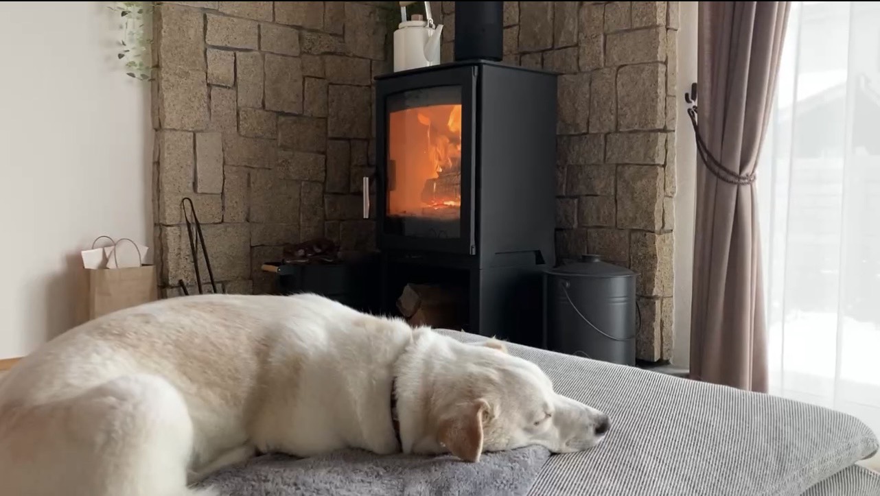 漆喰と無垢材の自然素材と薪ストーブが心地よいです 画像