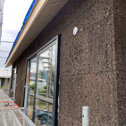 現場リポート③　　炭で囲まれた家 アイキャッチ画像