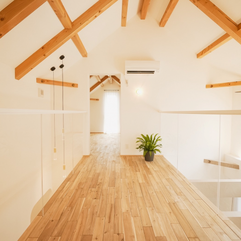 第4回奥州いえ博パレット村町裏展示場⑥「光が心地良い吹き抜けと2階廊下」 アイキャッチ画像