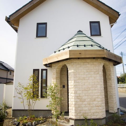 快適空間①高屋敷展示場～可愛い三角形の玄関アプローチ～ アイキャッチ画像