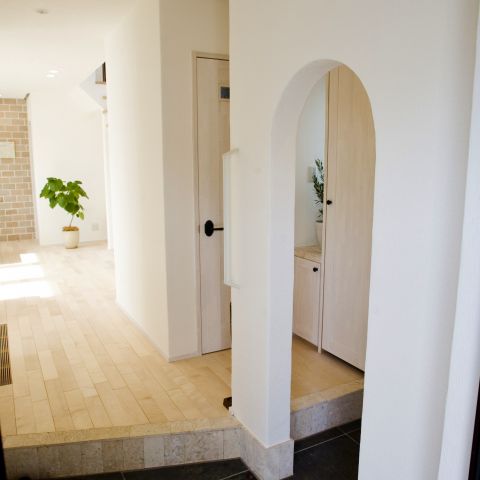 快適空間②高屋敷展示場　～家族とお客様の靴をわける無臭空間の玄関～ アイキャッチ画像