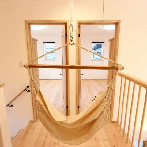 静かで落ち着いた書斎スペース、玄関すぐの手洗いコーナーなど、用途に応じて空間を有効活用したおしゃれで機能的な家 アイキャッチ画像