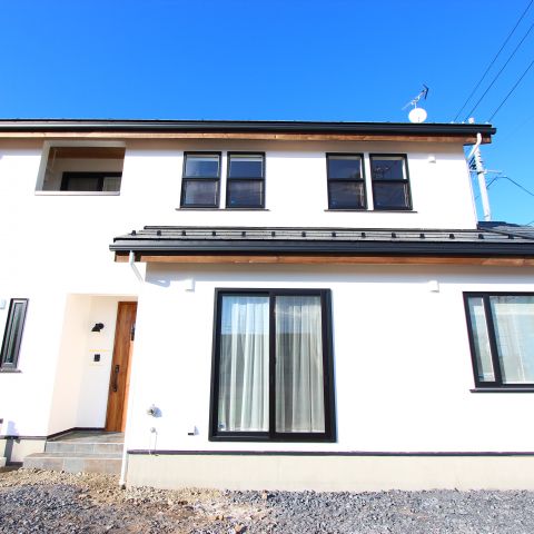 快適なリモートワークスペースと、好きなときにいつでも仕切れる子供部屋、屋根裏収納などワクワクするような遊び心が詰まった家 アイキャッチ画像