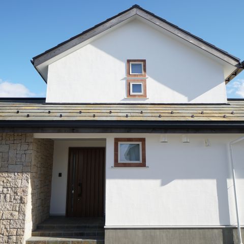 広々したビルトインガレージ、純白の漆喰塀で囲まれた贅沢なオリジナリティあふれる住まい。 アイキャッチ画像