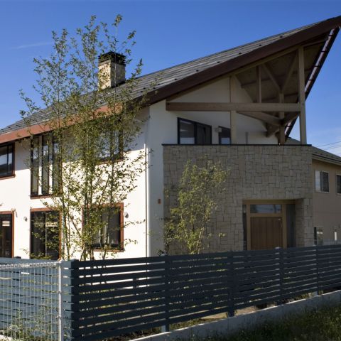 三角に突き出した屋根が特徴的で、美しい薪ストーブは調度品のように室内を彩りだす無添加住宅。 アイキャッチ画像