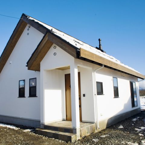 新しい二世帯住宅のかたちを実現したS様ファミリー。薪ストーブが岩手の冬もほっこり暖かく包んでくれるお住まい。 アイキャッチ画像