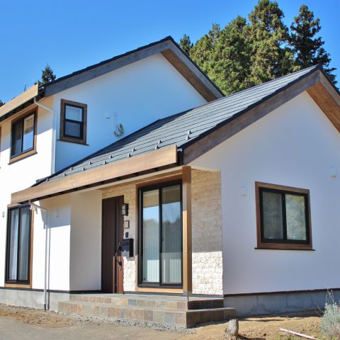 贅沢な間取りとオンリーワンのオーダーキッチンが魅力。天然素材が山間の景色にとても似合う住宅へ。 アイキャッチ画像