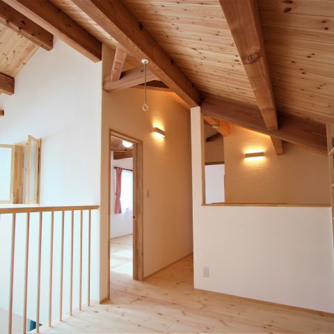 家族が各々お気に入りの場所で過ごせるフリースペースが充実したお住まい。 アイキャッチ画像