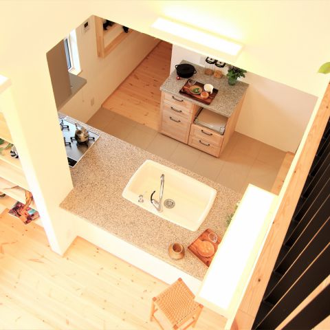 収納たっぷり、生活動線もバッチリ、暮らしやすさを実現するプラス1のスペースを設置した無添加住宅。 アイキャッチ画像